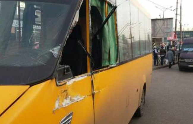 Серьезное ДТП в Кривом Роге: трактор врезался в маршрутку