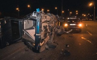 В Киеве произошло двойное ДТП с переворотом: появилось видео