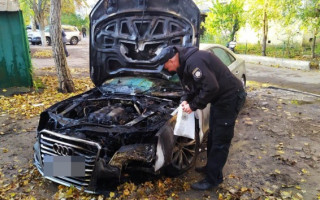 Двое в балаклавах подожгли авто с женщиной в салоне: копы задержали подозреваемого