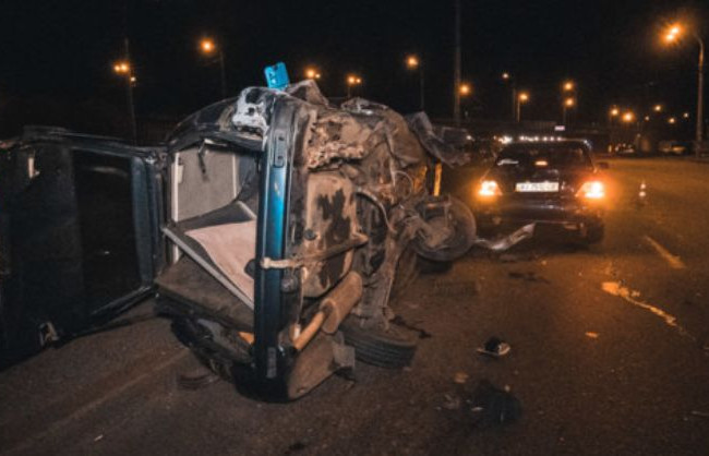 В Киеве произошло двойное ДТП с переворотом: появилось видео