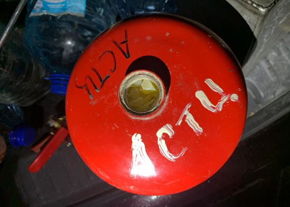 Контрабанда в огнетушителе: украинец пытался перевезти через границу 5 кг янтаря, видео