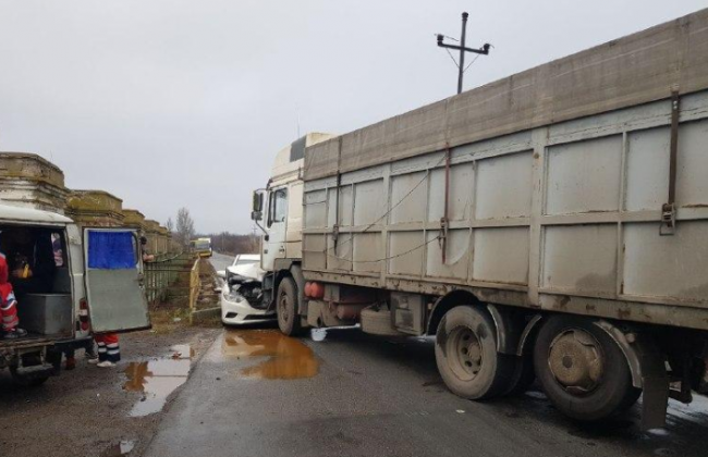 В Донецкой области столкнулись легковушка и фура: пострадали дети и взрослые