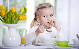 Сніданки, які можуть нашкодити: що слід знати батькам про ранкове харчування дитини