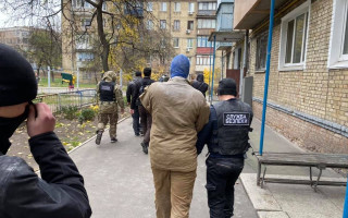 В Киеве неизвестные в масках штурмовали общежитие: подробности, видео