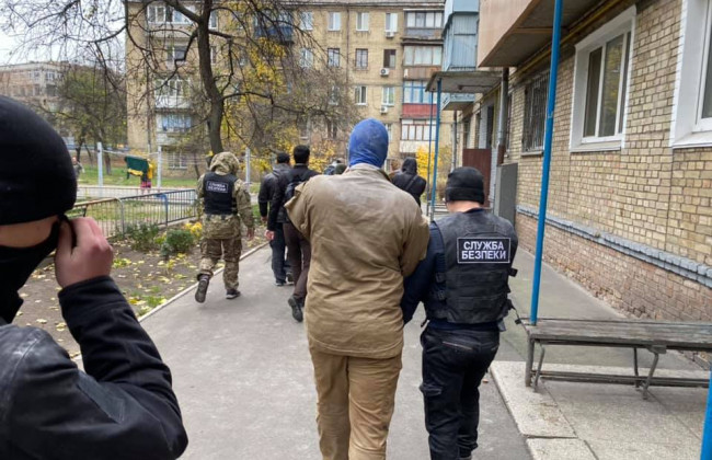 В Киеве неизвестные в масках штурмовали общежитие: подробности, видео