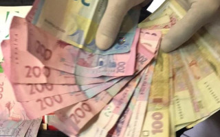 Вимагали хабарі: ДБР затримало митників та прикордонника