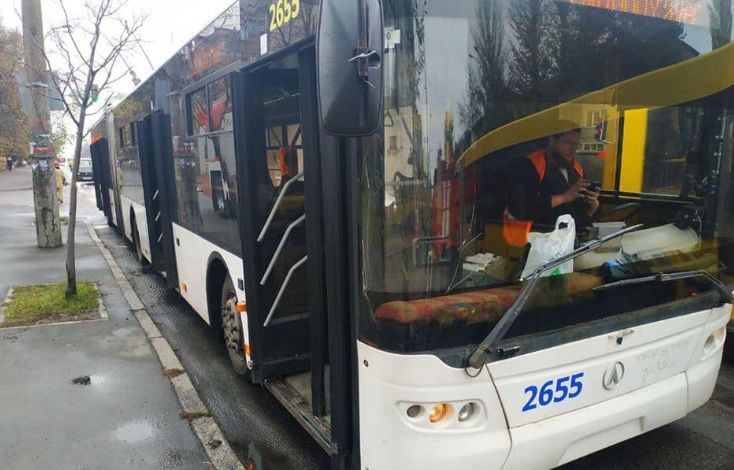 У Києві загорівся тролейбус із пасажирами: перші подробиці