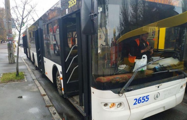 У Києві загорівся тролейбус із пасажирами: перші подробиці