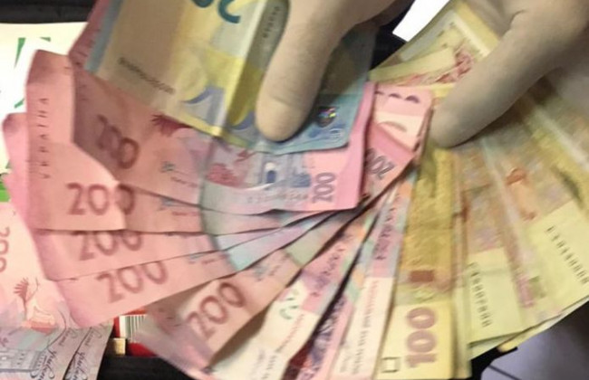 Вимагали хабарі: ДБР затримало митників та прикордонника
