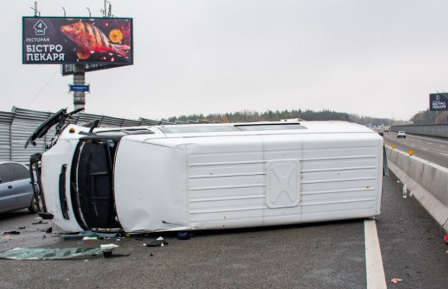 Серьезное ДТП Киевом: микроавтобус влетел в отбойник и перевернулся, видео