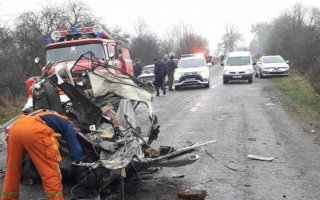 Под Житомиром столкнулись грузовик и легковушка: три человека погибли