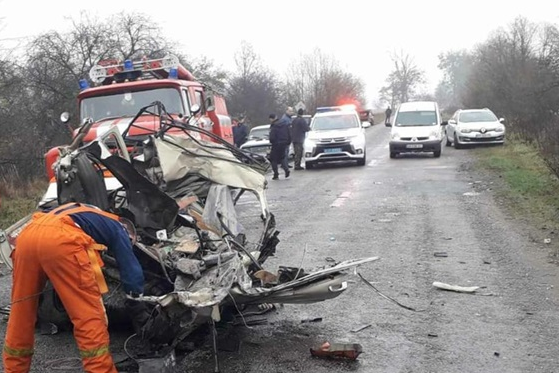 Под Житомиром столкнулись грузовик и легковушка: три человека погибли