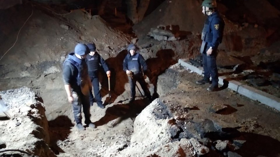 Рятувальники вилучили 101 боєприпас часів ДСВ біля Шулявського мосту: з’явилося відео