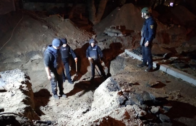 Рятувальники вилучили 101 боєприпас часів ДСВ біля Шулявського мосту: з’явилося відео