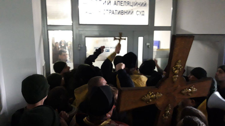В Киеве штурмуют Шестой апелляционный админсуд: что известно