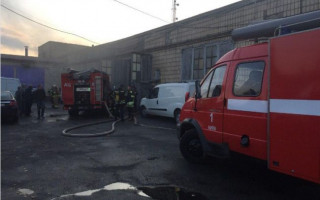 В Киеве вспыхнул мощный пожар на предприятии: подробности