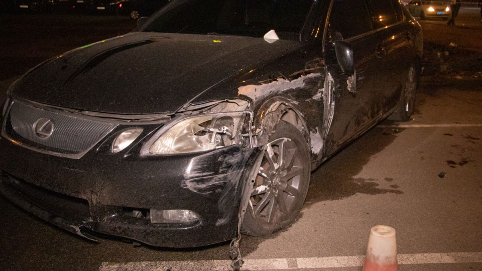 В Киеве Lexus вылетел на тротуар и сбил двух пешеходов, погибла девушка