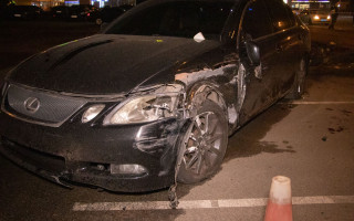 В Киеве Lexus вылетел на тротуар и сбил двух пешеходов, погибла девушка