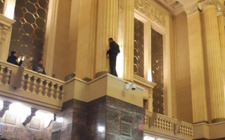 В Киеве на вокзале мужчина пытался покончить с собой, видео