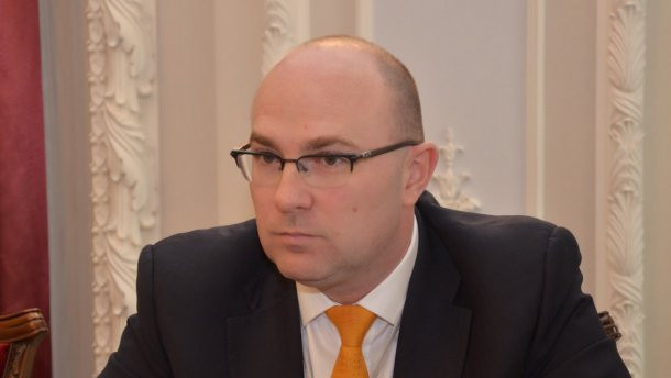 Избили и ограбили: под Киевом неизвестные в форме ворвались в дом адвоката