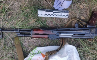 В Днепре копы изъяли у водителя «калаш» и сумку с патронами: парню грозит до 7 лет тюрьмы