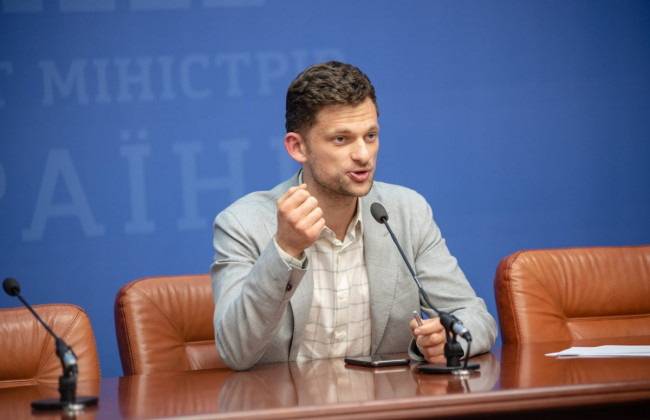 Дмитро Дубілет анонсував збільшення зарплат держслужбовцям