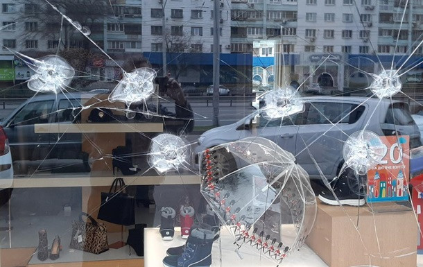 В Киеве неизвестные обстреляли магазин обуви: подробности, фото
