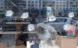 В Киеве неизвестные обстреляли магазин обуви: подробности, фото