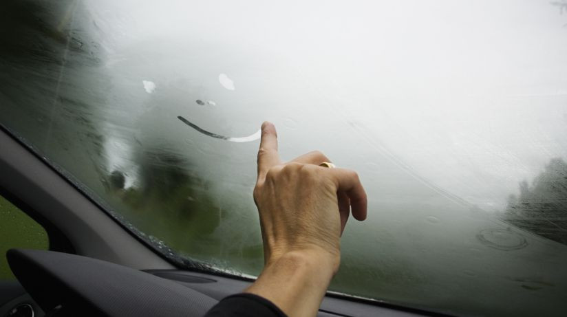 Стало известно, как устранить запотевание стекол в автомобиле