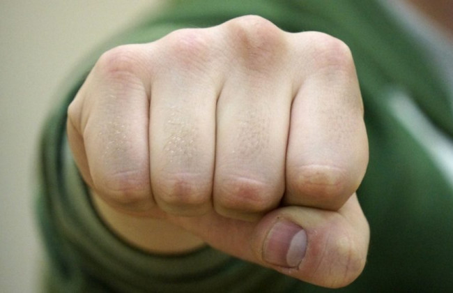 Отомстили за замечание: в Киеве подростки избили охранника