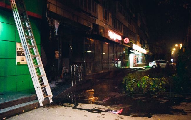 У Києві вночі невідомі підпалили магазини однієї мережі: фото і відео