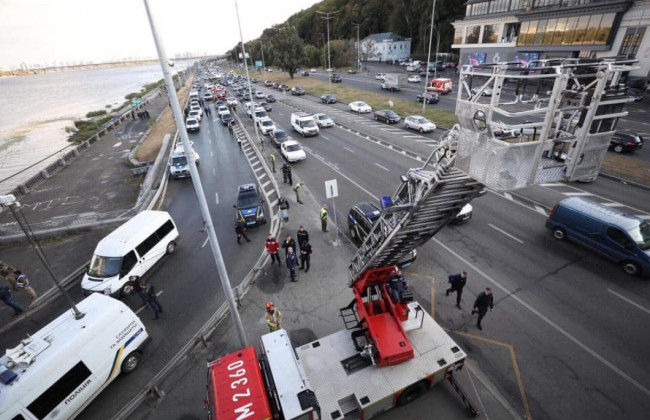 Чоловіку, який погрожував «підірвати» міст Метро, продовжили строк тримання під вартою
