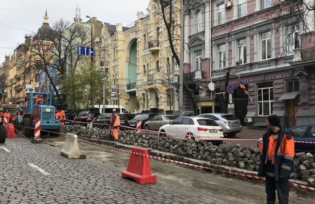 В центре столицы просела дорога, фото