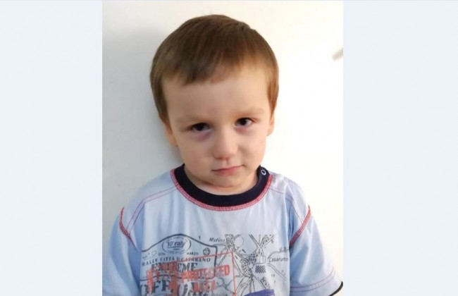 Оказался один посреди улицы: в Киеве копы разыскали родителей брошенного ребенка