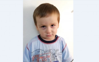 Оказался один посреди улицы: в Киеве копы разыскали родителей брошенного ребенка