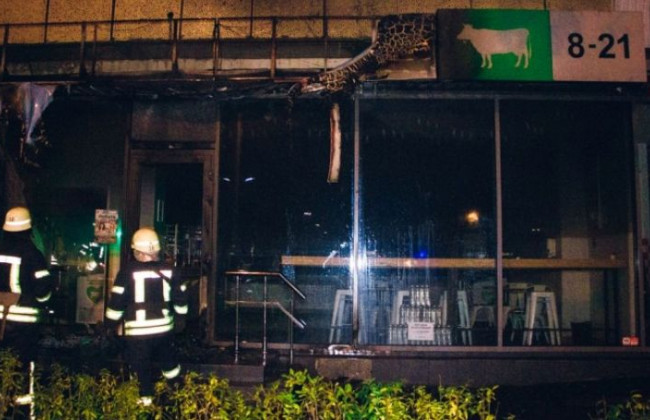 Неизвестные подожгли несколько столичных магазинов: есть подробности