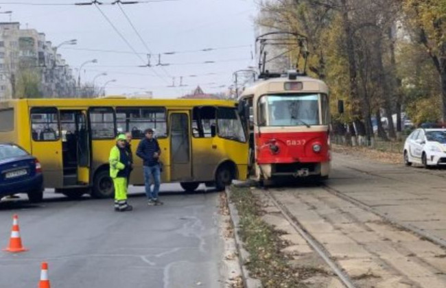 Автобус протаранив трамвай у центрі Києва: що відомо