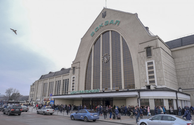 У Києві зносять МАФи: фото центрального вокзалу без кіосків