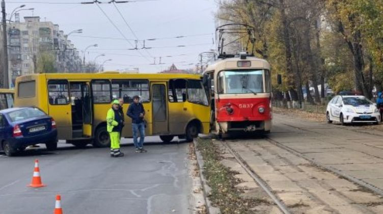 Автобус протаранив трамвай у центрі Києва: що відомо