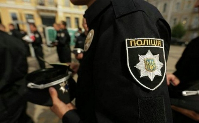 Инцидент в Одессе: мужчина грозился выброситься из окна и нападал с топором на копов