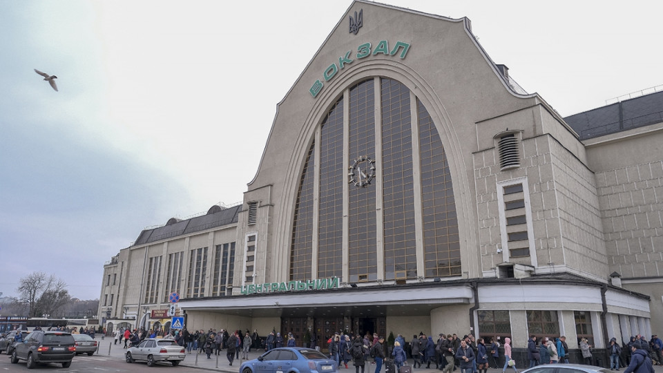 У Києві зносять МАФи: фото центрального вокзалу без кіосків