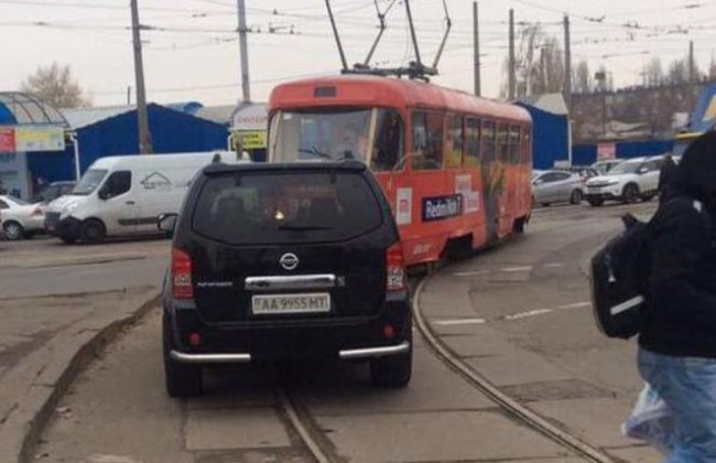 Перекрыл дорогу трамваю: киевлян разозлил «герой парковки»