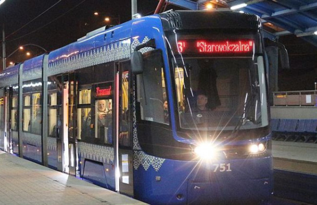 В Киеве временно приостановили движение трамваев: что произошло