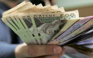 Какие зарплаты получают украинцы в разных сферах: подробности
