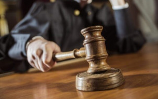Розбив скло і підпалив автомобіль: суд ухвалив вирок зловмиснику