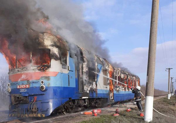 На Миколаївщині на ходу загорівся поїзд: є фото
