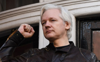 Засновника WikiLeaks Джуліана Ассанжа суд залишив під вартою