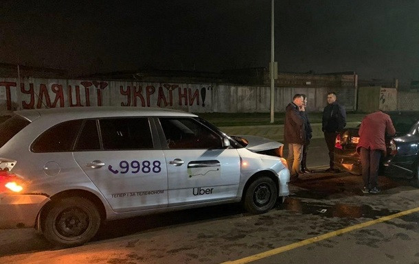 В Киеве таксист утроил тройное ДТП, пострадала беременная женщина