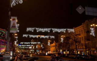 Центральные улицы столицы украшают к Новому году
