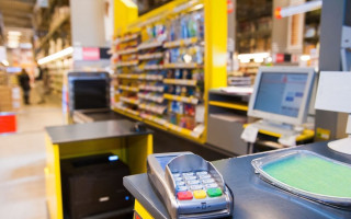 Українцям дозволять знімати готівку в касах торгівельних точок: проект постанови НБУ